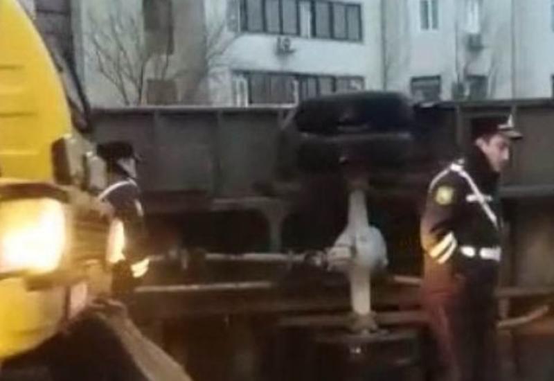 Ziya Bünyadov prospektində qəza nəticəsində yük maşını aşıb, yol bağlanıb