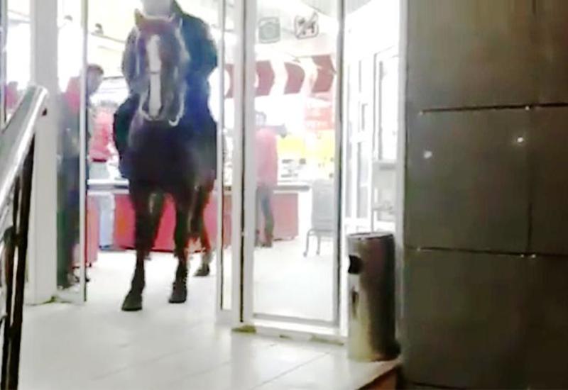 Пьяный всадник заехал на лошади в супермаркет в Кыргызстане
