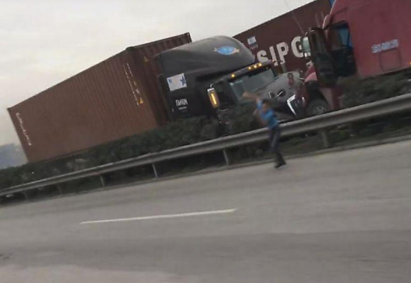 Водитель успел выпрыгнуть из салона фуры перед столкновением с другим грузовиком