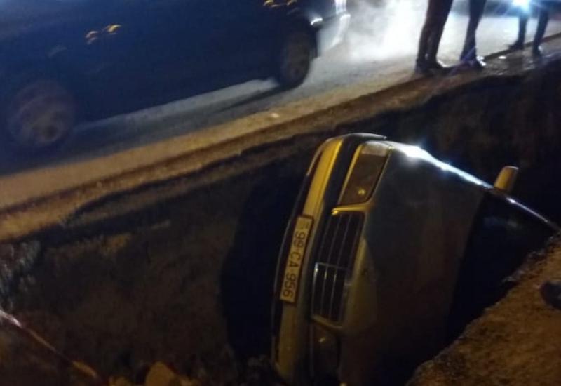 Babək prospektində xəndəyə düşən “Mercedes”In VİDEOsu yayıldı