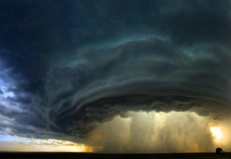 Мощный смерч в Италии удалось снять на камеры