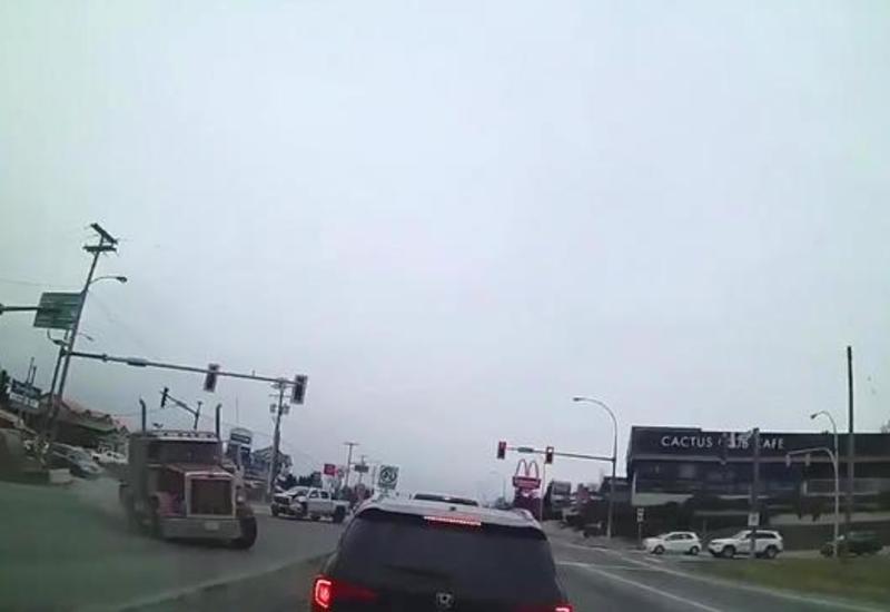 Очевидцы сняли жуткое видео, где их сносит потерявший управление грузовик