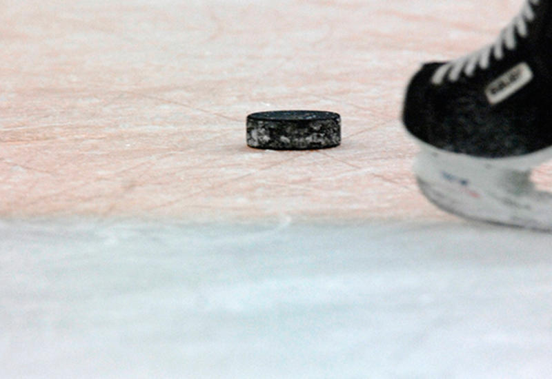 Шайба чуть не убила комментатора на матче NHL