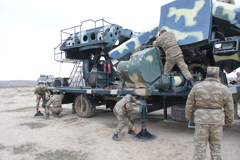 Учения азербайджанской армии с боевой стрельбой