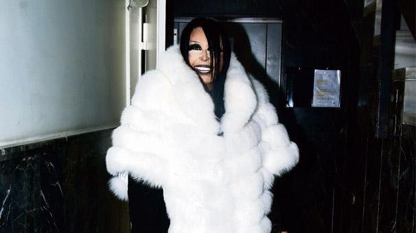 500 minlik kürk geyindi