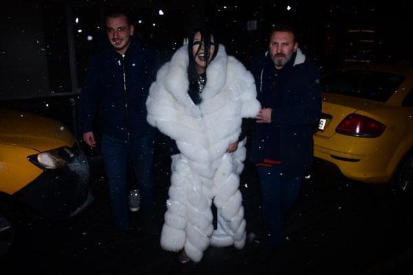 500 minlik kürk geyindi