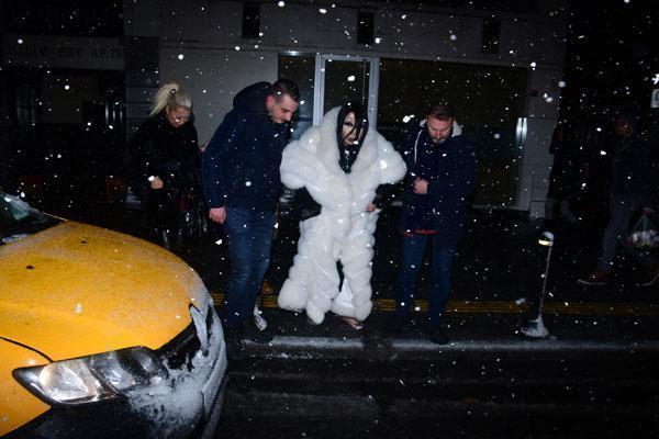 500 minlik kürk geyindi