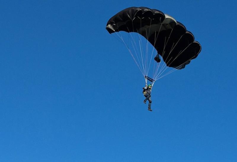 Парашютист разбился о скалы во время прыжка - шокирующее видео попало в Сеть