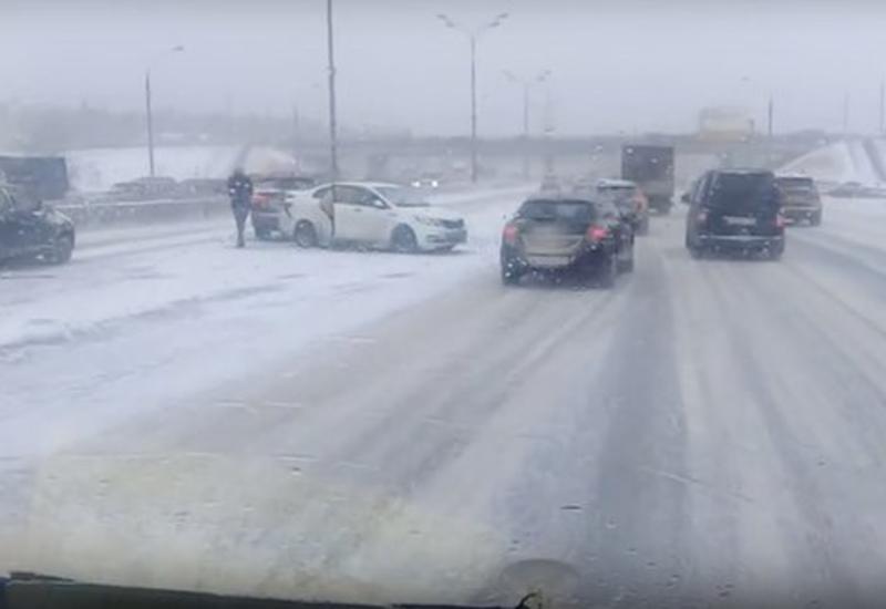 В Москве столкнулось около 40 автомобилей