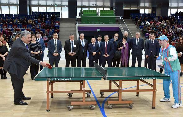 Azərbaycanlı nazirlər stolüstü tennis oynadılar