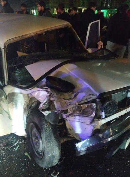 Bakıda sürət həddini aşan "07"nin sürücüsü maşını "Mercedes"ə çırpdı: 2 yaralı var