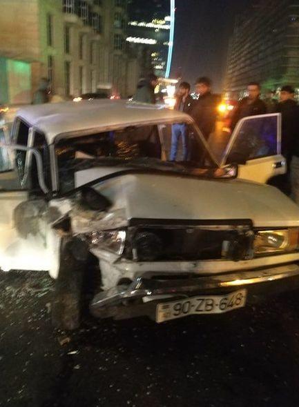 Bakıda sürət həddini aşan "07"nin sürücüsü maşını "Mercedes"ə çırpdı: 2 yaralı var