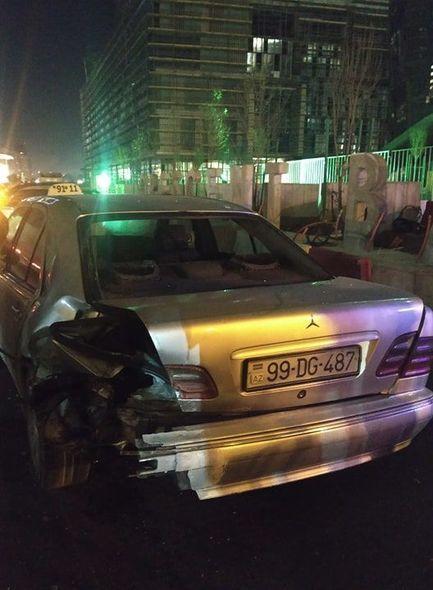 Bakıda sürət həddini aşan "07"nin sürücüsü maşını "Mercedes"ə çırpdı: 2 yaralı var