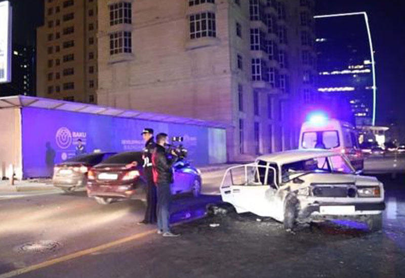 Bakıda sürət həddini aşan "07"nin sürücüsü maşını "Mercedes"ə çırpdı: 2 yaralı var