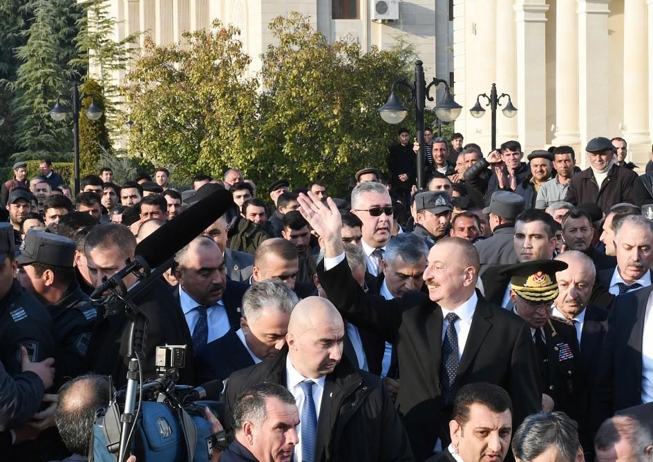 Президент Ильхам Алиев на месте ознакомился с работой по ликвидации последствий землетрясения в Агсу