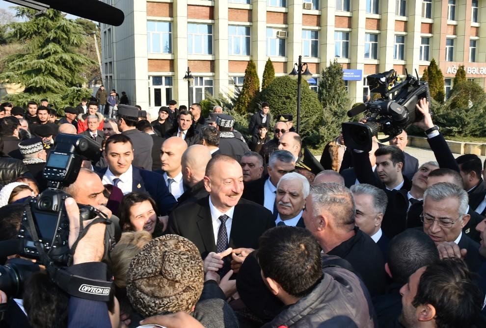Президент Ильхам Алиев на месте ознакомился с работой по ликвидации последствий землетрясения в Агсу