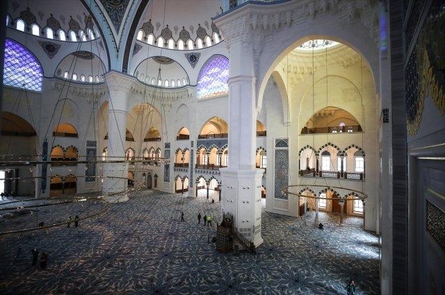 В Стамбуле открылась самая большая в мире мечеть