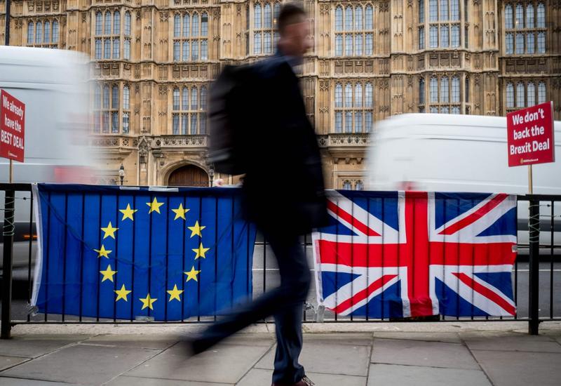 Глава Еврокомиссии: Риск жесткого Brexit сохраняется