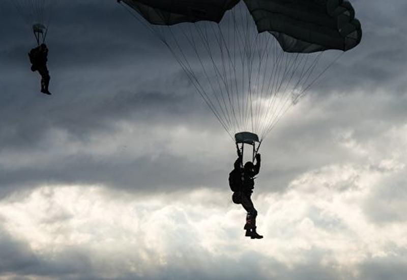 Нелепое десантирование парашютистов попало на камеры
