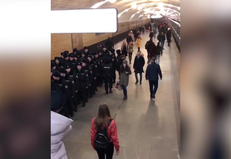 В Москве блогер выронил пистолет перед силовиками, и ни-че-го