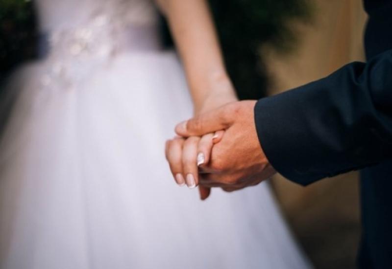 Жених и невеста чуть не погибли при входе в ЗАГС из-за обрушения фасада