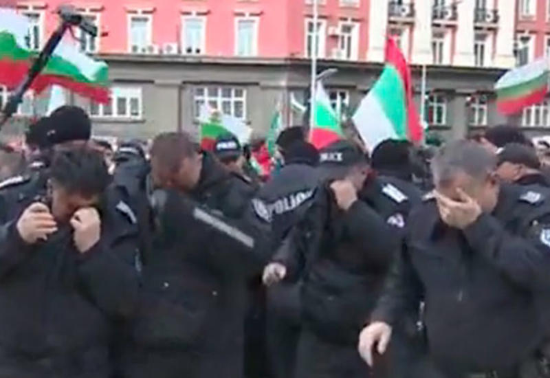 Полиция обрызгала сама себя слезоточивым газом на митинге в Болгарии