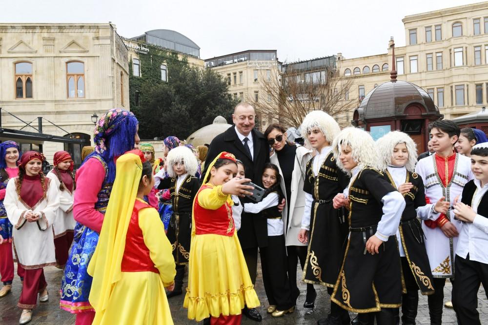 Президент Азербайджана Ильхам Алиев и Первая леди Мехрибан Алиева приняли участие во всенародных празднествах по случаю Новруза