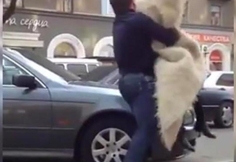 Это видео стремительно набирает популярность в Сети