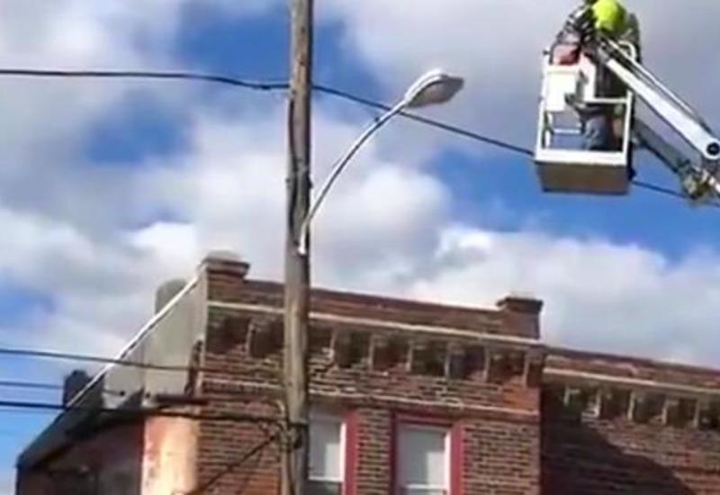 Добряка, спасшего кошку, отстранили от работы за использование техники не по назначению