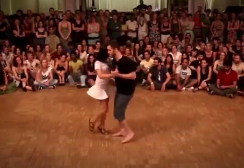 Горячие телодвижения отплясывающей пары сводят с ума