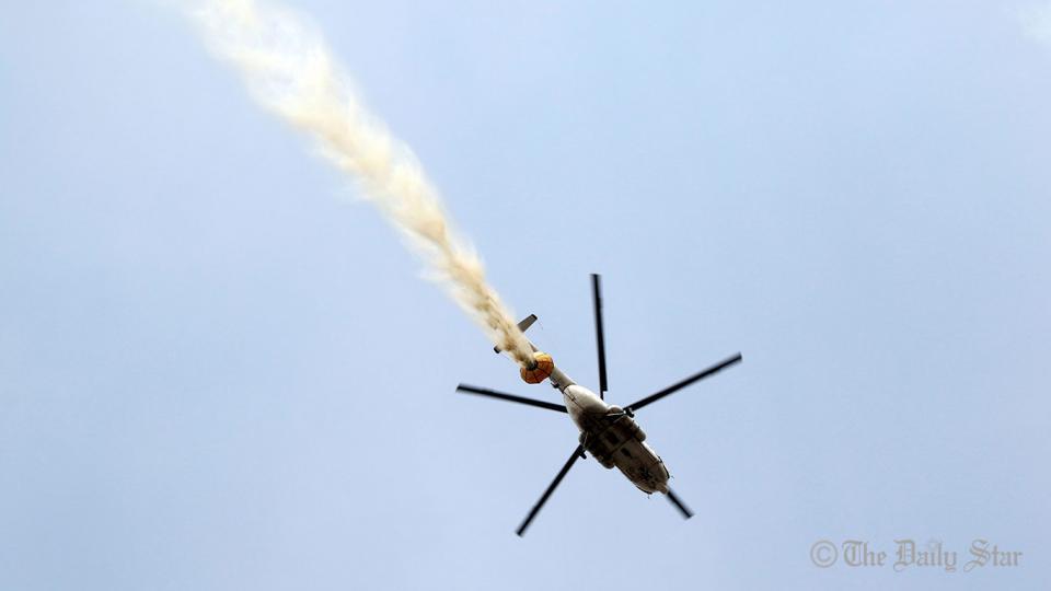 Пожар в небоскребе в столице Бангладеш: люди выпрыгивают из окон