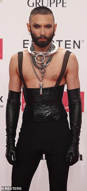 Konçita başını qırxdırdı, korsetdə mərasimə qatıldı