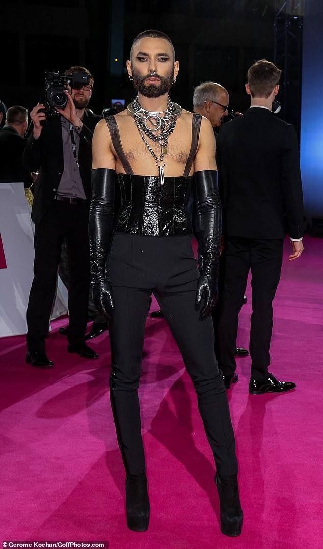 Konçita başını qırxdırdı, korsetdə mərasimə qatıldı