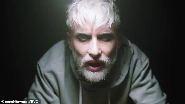 Konçita başını qırxdırdı, korsetdə mərasimə qatıldı