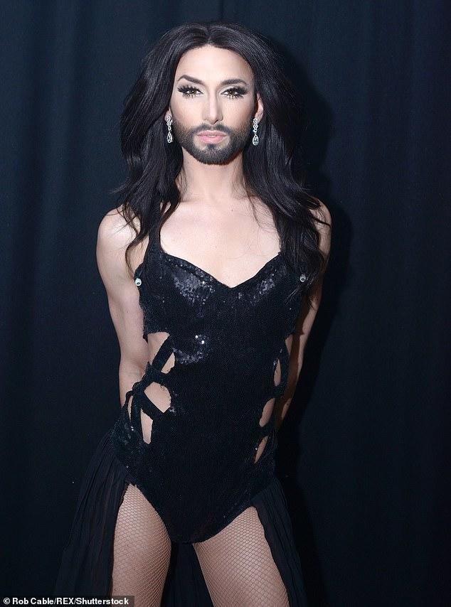 Konçita başını qırxdırdı, korsetdə mərasimə qatıldı