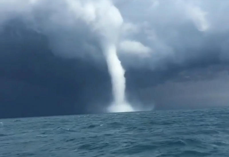 Аномальный водяной смерч в Малайзии сняли на камеры