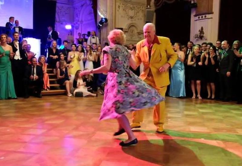 Вот как пожилая супружеская пара зажигает на танцполе