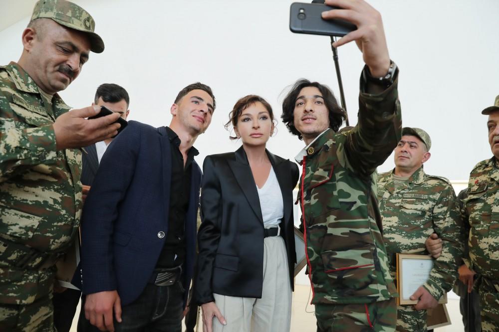 Первый вице-президент Мехрибан Алиева встретилась с военнослужащими, которых обеспечили высокотехнологичными протезами