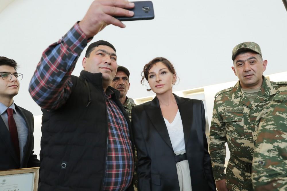 Первый вице-президент Мехрибан Алиева встретилась с военнослужащими, которых обеспечили высокотехнологичными протезами
