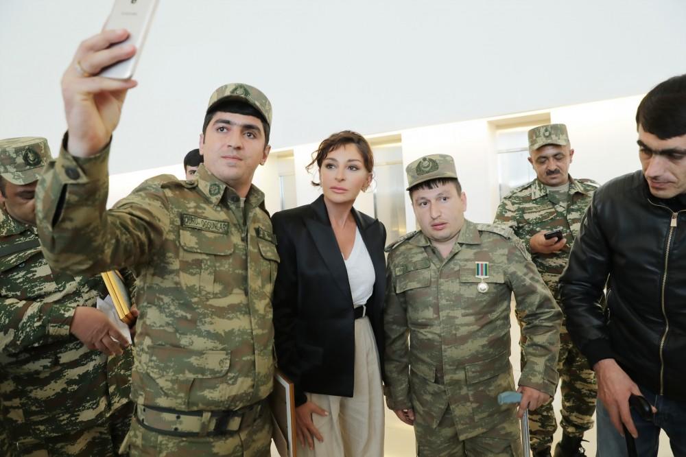 Первый вице-президент Мехрибан Алиева встретилась с военнослужащими, которых обеспечили высокотехнологичными протезами