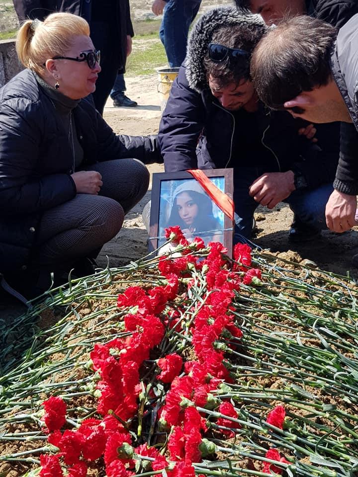 Трагически погибшую школьницу проводили в последний путь