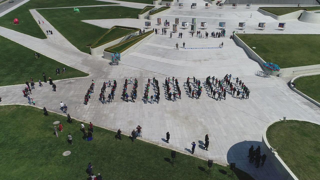 В Баку прошел флешмоб под названием "Десять миллионов"