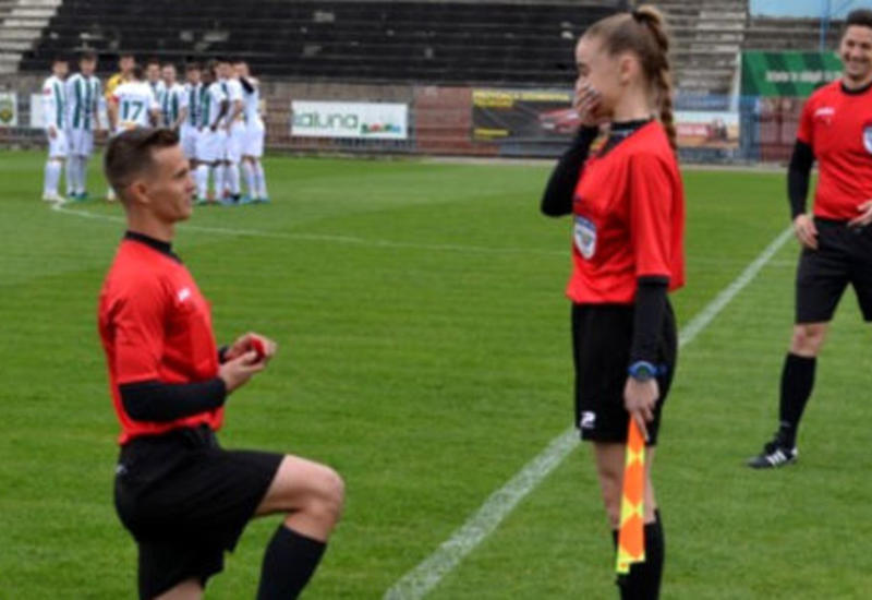 Предложение руки и сердца во время футбольного матча