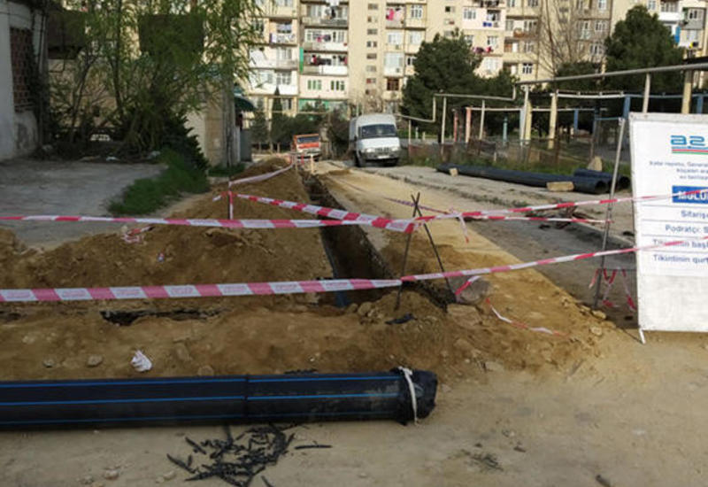 В Баку массово демонтируют водяные баки с крыш домов?
