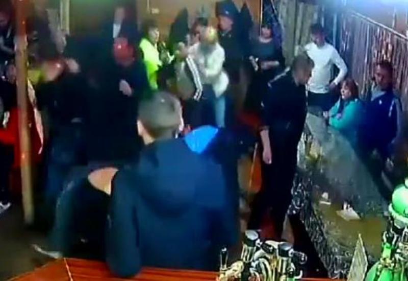 Посетители бара устроили массовую драку из-за пролитого пива