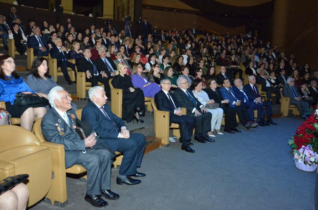 В Баку отметили 80-летие видного кинорежиссера Тофига Исмайлова