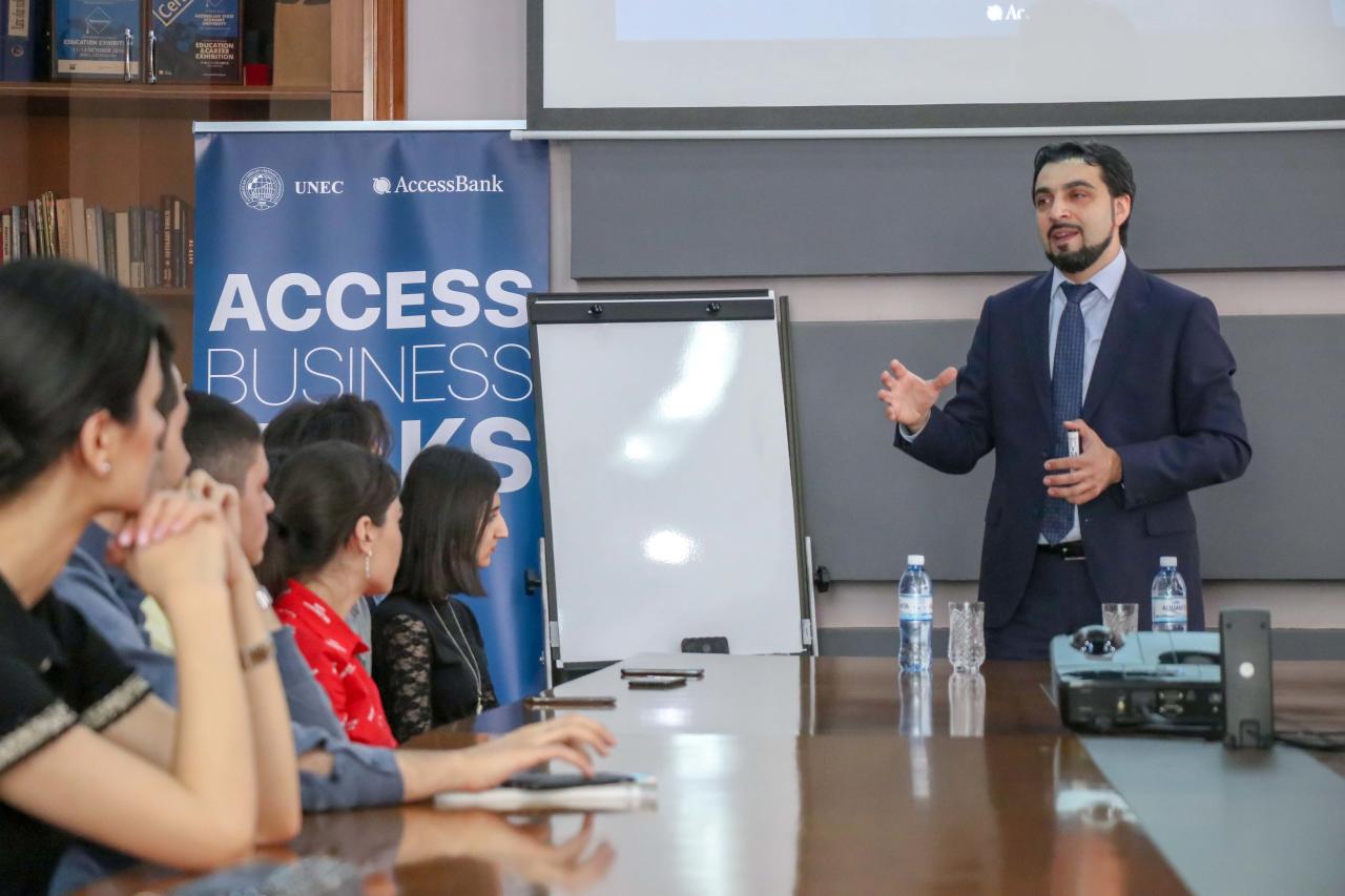 Студенты UNEC с интересом восприняли принцип работы AccessBank-а в сфере документарных операций