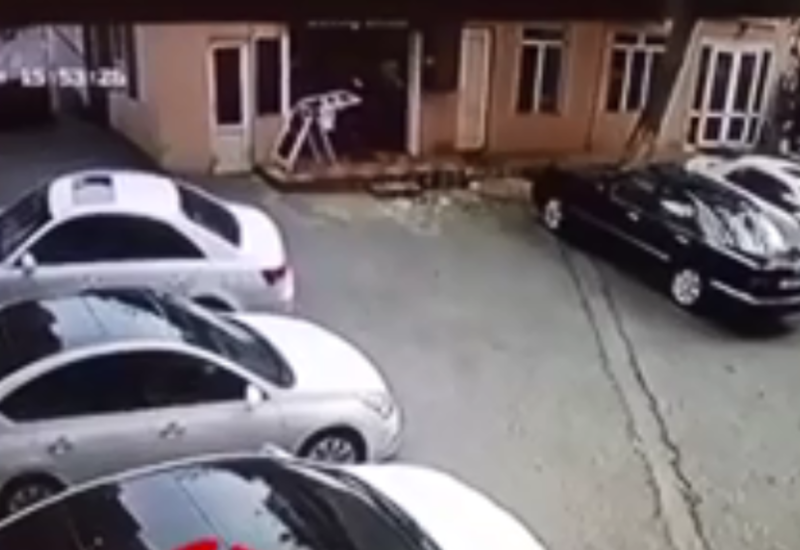 В Баку ребенок выпал с восьмого этажа
