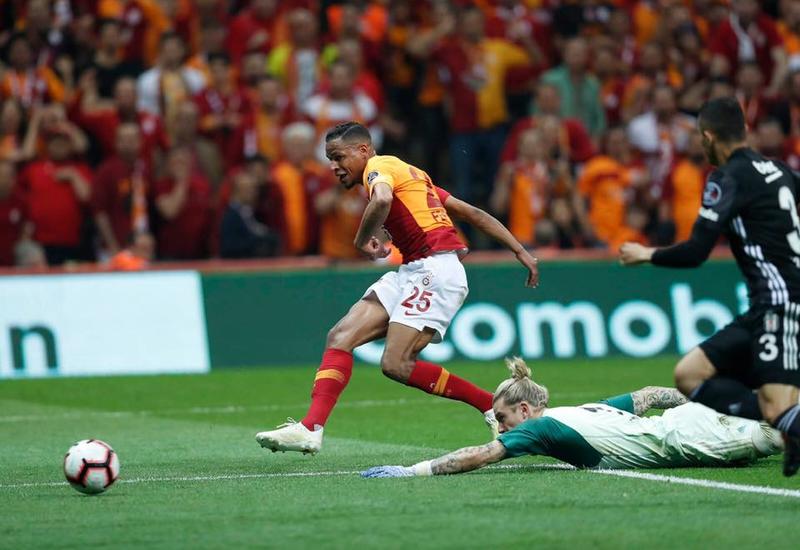 «Галатасарай» выиграл дерби у «Бешикташа» и вышел в лидеры чемпионской гонки