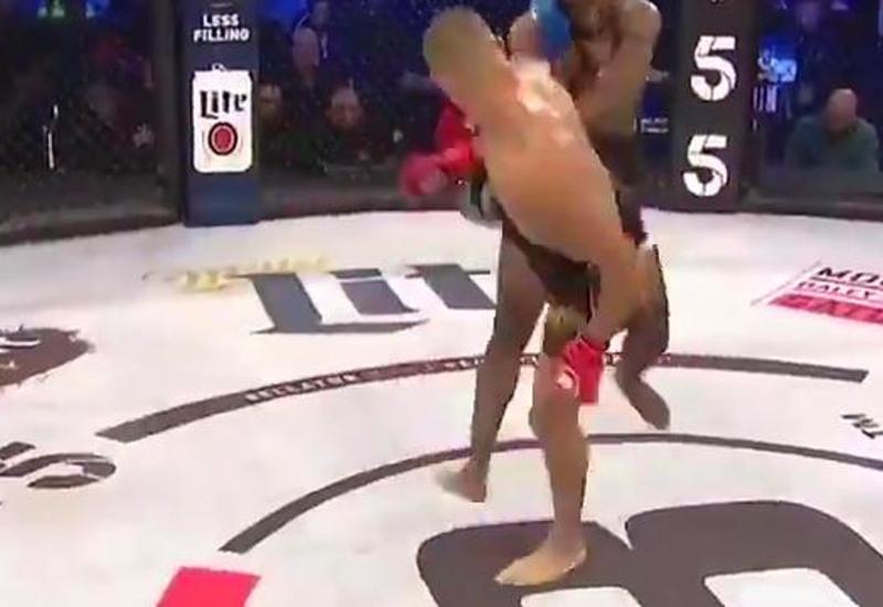 Боец MMA сделал два оборота вокруг своей оси и нокаутировал соперника